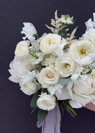 Buchet de mireasa alb elegant diafan cu bujori trandafiri [11]