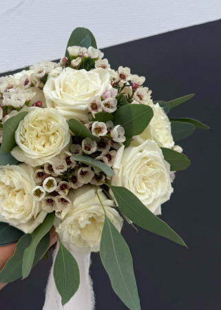 Buchet de mireasa clasic alb parfumat din trandafiri de gradina si wax [2]