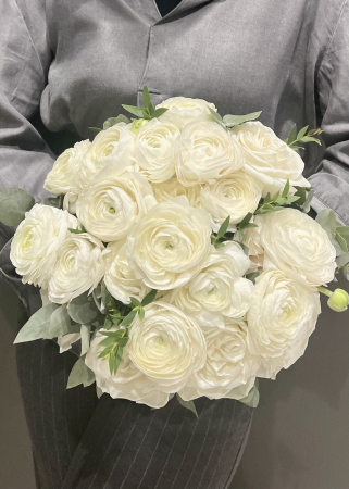 Buchet de mireasa alb din trandafiri si ranunculus [4]
