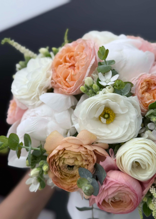 Buchet de mireasa alb somon cu bujori si ranunculus butterfly [3]