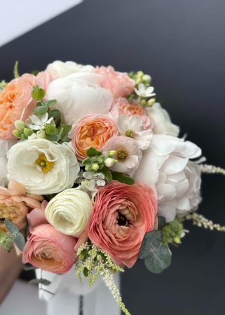 Buchet de mireasa alb somon cu bujori si ranunculus butterfly [2]