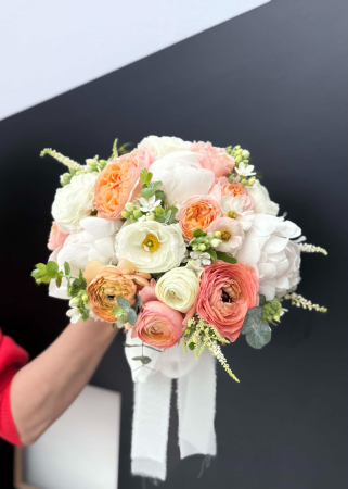 Buchet de mireasa alb somon cu bujori si ranunculus butterfly [1]