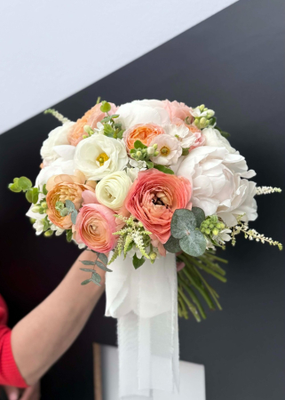 Buchet de mireasa alb somon cu bujori si ranunculus butterfly [6]