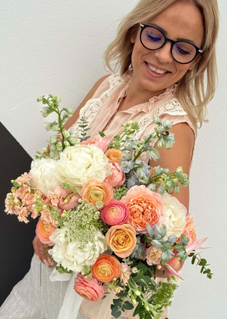 BUCHETE MIREASA & NASA - buchet de mireasa somon portocaliu din bujori ranunculus delphinium