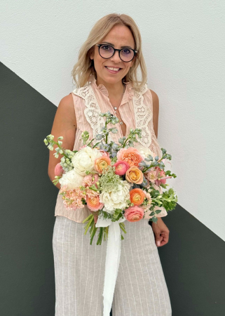 buchet de mireasa somon portocaliu din bujori ranunculus delphinium [3]