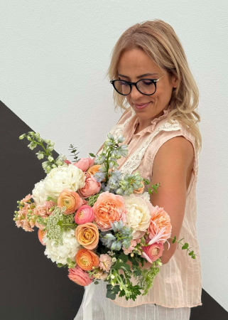 buchet de mireasa somon portocaliu din bujori ranunculus delphinium [1]