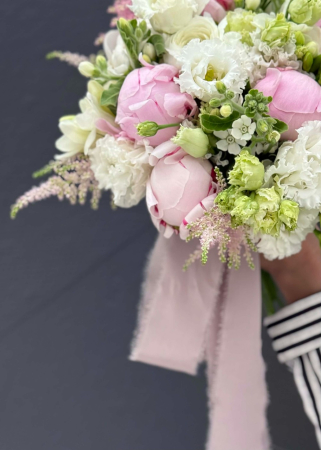 Buchet de mireasa alb roz din bujori ranunculus oxypetalum [4]