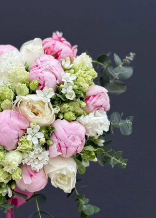 Buchet de mireasă cu bujori roz, trandafiri albi și lisianthus [2]