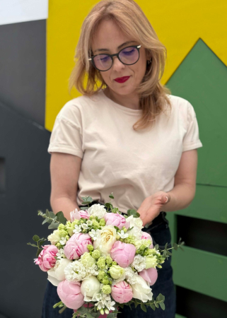 Buchet de mireasă cu bujori roz, trandafiri albi și lisianthus [5]