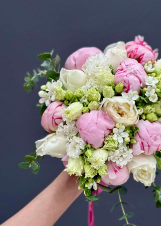 Buchet de mireasă cu bujori roz, trandafiri albi și lisianthus [1]