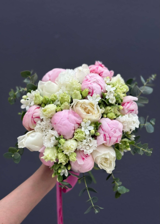 EVENIMENTE - Buchet de mireasă cu bujori roz, trandafiri albi și lisianthus