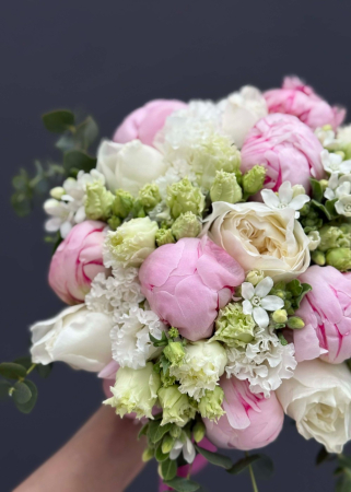 Buchet de mireasă cu bujori roz, trandafiri albi și lisianthus [4]
