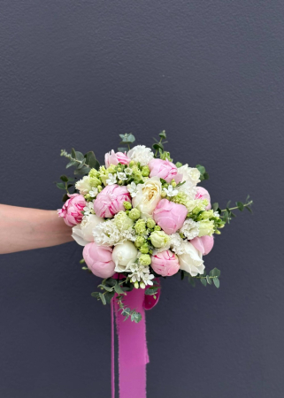 Buchet de mireasă cu bujori roz, trandafiri albi și lisianthus [3]