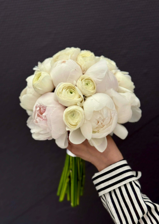 Buchet de mireasa alb din bujori si ranunculus [9]