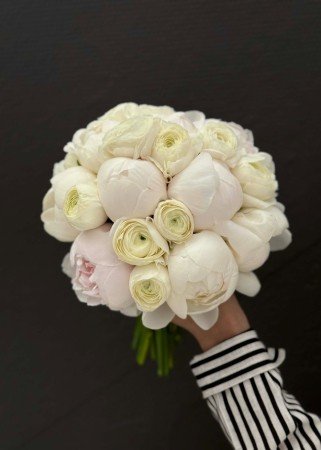 Buchet de mireasa alb din bujori si ranunculus [4]