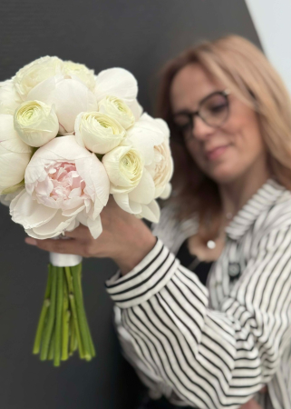 Buchet de mireasa alb din bujori si ranunculus [1]