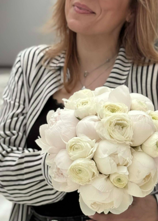 Buchet de mireasa alb din bujori si ranunculus [6]