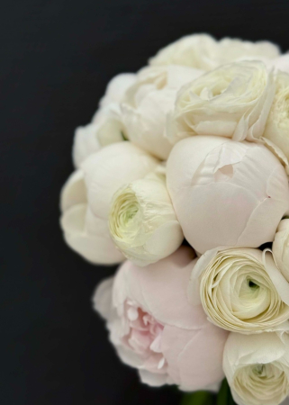 Buchet de mireasa alb din bujori si ranunculus [2]