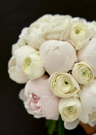 Buchet de mireasa alb din bujori si ranunculus [3]