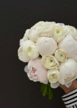 Buchet de mireasa alb din bujori si ranunculus [5]