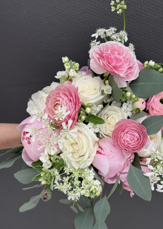 Buchet de mireasa din bujori trandafiri si ranunculus [2]
