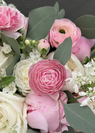Buchet de mireasa din bujori trandafiri si ranunculus [1]