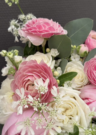 Buchet de mireasa din bujori trandafiri si ranunculus [7]