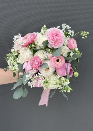 Buchet de mireasa din bujori trandafiri si ranunculus [3]