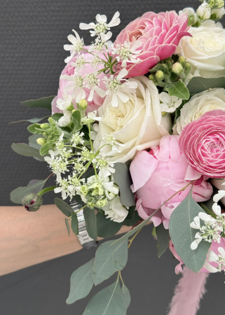 Buchet de mireasa din bujori trandafiri si ranunculus [4]