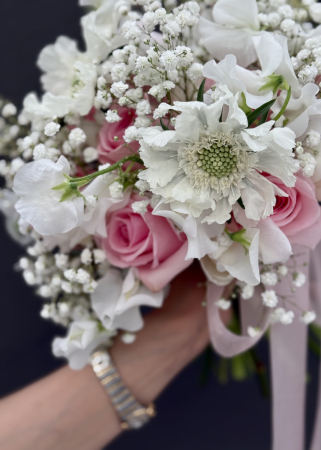 Buchet de mireasa din trandafiri gypsophila lathyrus scabiosa [5]
