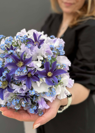 Buchet de mireasă mov-lila din clematis, lathyrus și myosotis [2]