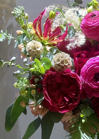 Buchet de mireasa sau nasa rosu din bujori si ranunculus [1]