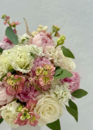 Buchet de mireasă roz-alb cu bujori, trandafiri și lisianthus [5]