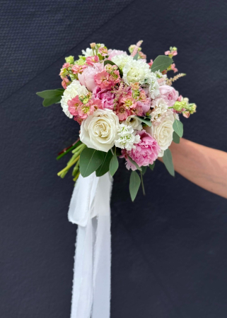 Buchet de mireasă roz-alb cu bujori, trandafiri și lisianthus [8]
