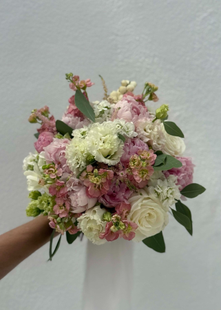 Buchet de mireasă roz-alb cu bujori, trandafiri și lisianthus [4]