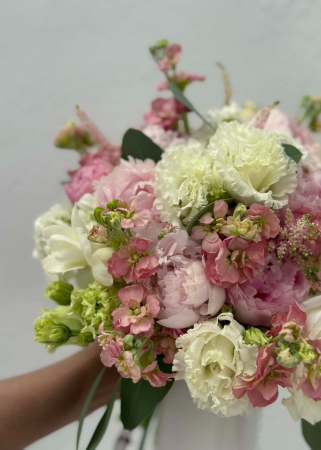 Buchet de mireasă roz-alb cu bujori, trandafiri și lisianthus [6]