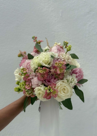 Buchet de mireasă roz-alb cu bujori, trandafiri și lisianthus [7]