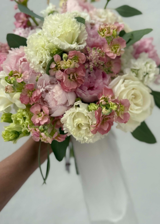 Buchet de mireasă roz-alb cu bujori, trandafiri și lisianthus [3]