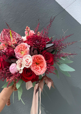 Buchet de mireasa rosu-corai cu trandafiri garden, dalie, anthurium, bujori [4]