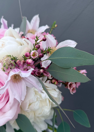 Buchet de mireasa Sweet Blush Harmony din bujori trandafiri si clematis [4]