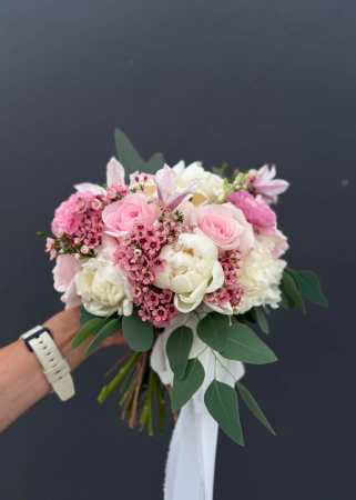 Buchet de mireasa Sweet Blush Harmony din bujori trandafiri si clematis [7]