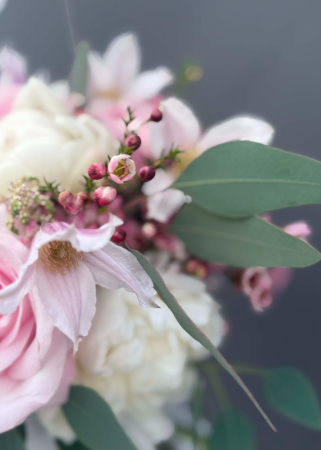 Buchet de mireasa Sweet Blush Harmony din bujori trandafiri si clematis [2]