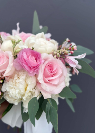 Buchet de mireasa Sweet Blush Harmony din bujori trandafiri si clematis [3]
