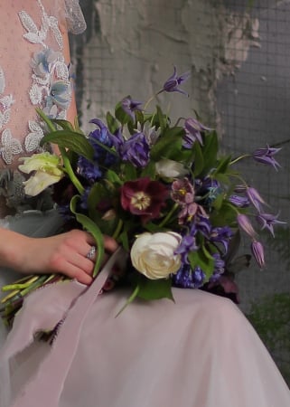 EVENIMENTE - Buchet de mireasa sau nasa violet din clematis, helleborus si ranunculus