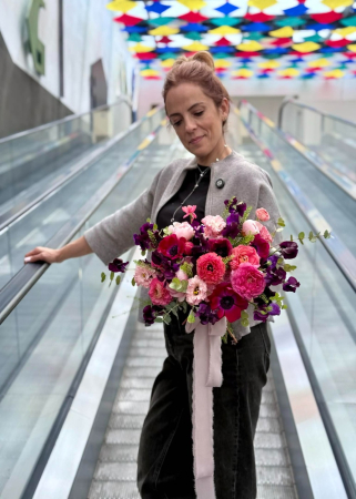 Buchet de nasa roz fucsia Electric din lathirus, anemone, ranunculus si bujori. [6]