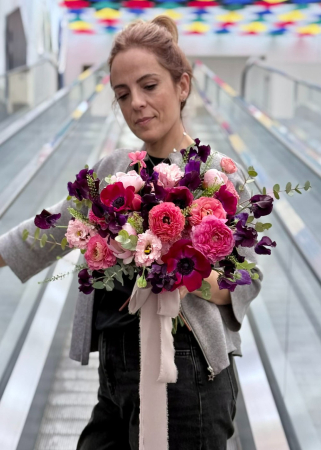 Buchet de nasa roz fucsia Electric din lathirus, anemone, ranunculus si bujori. [3]