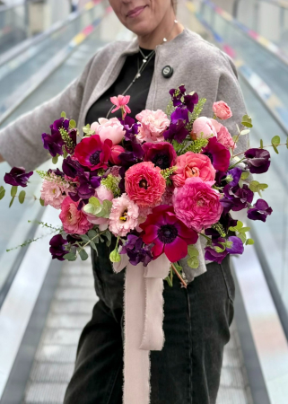 PREMIUM - Buchet de nasa roz fucsia Electric din lathirus, anemone, ranunculus si bujori.