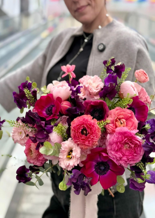 Buchet de nasa roz fucsia Electric din lathirus, anemone, ranunculus si bujori. [1]
