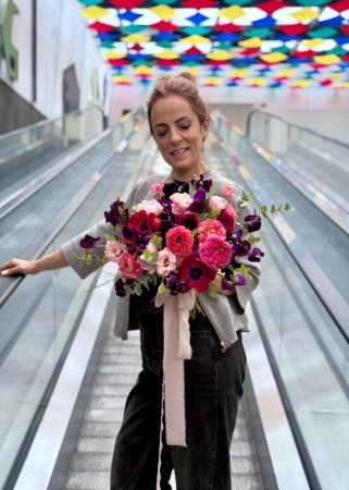 Buchet de nasa roz fucsia Electric din lathirus, anemone, ranunculus si bujori. [5]