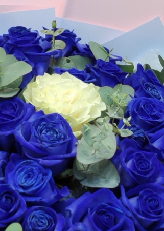 Buchet de trandafiri albastri perfecti pentru o ocazie speciala [3]